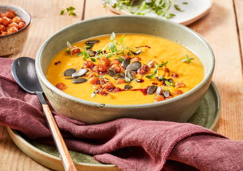 Cremige Kürbissuppe mit leckeren Knusper-Erbsen | dm.de