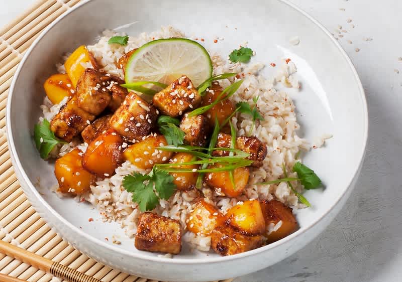 Vegane Bowl mit Mango, Kokosnuss und Tofu von dmBio | dm.de