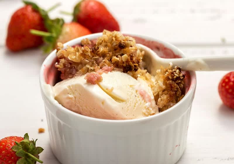 Veganer Crumble mit Erdbeeren von dmBio | dm.de
