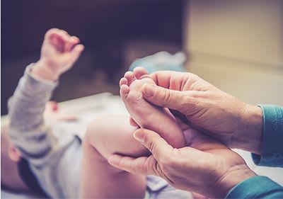 Füße aneinander reibt baby Kleinzehen­fehlstellung