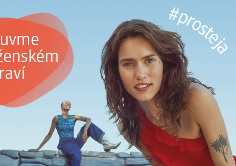 Žena v červeném oblečení, sedící na zdi, vedle ní osoba v modrém oblečení, text Mluvme o ženském zdraví a #prosteja