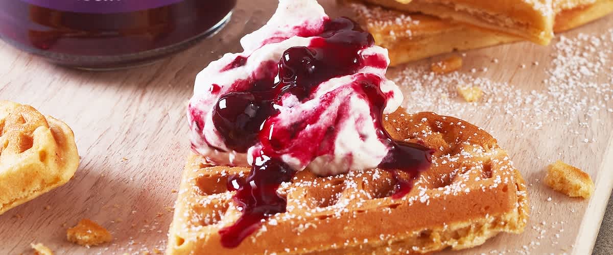 Vanille-Waffeln mit Schlagsahne und Johannisbeer-Topping Rezept | dm.at