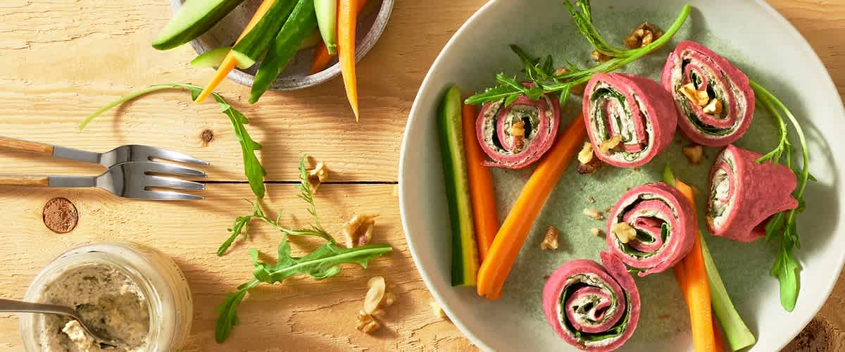 Crêperöllchen mit Spinatblättern &amp; Gartenkräuter-Aufstrich Rezept | dm.at