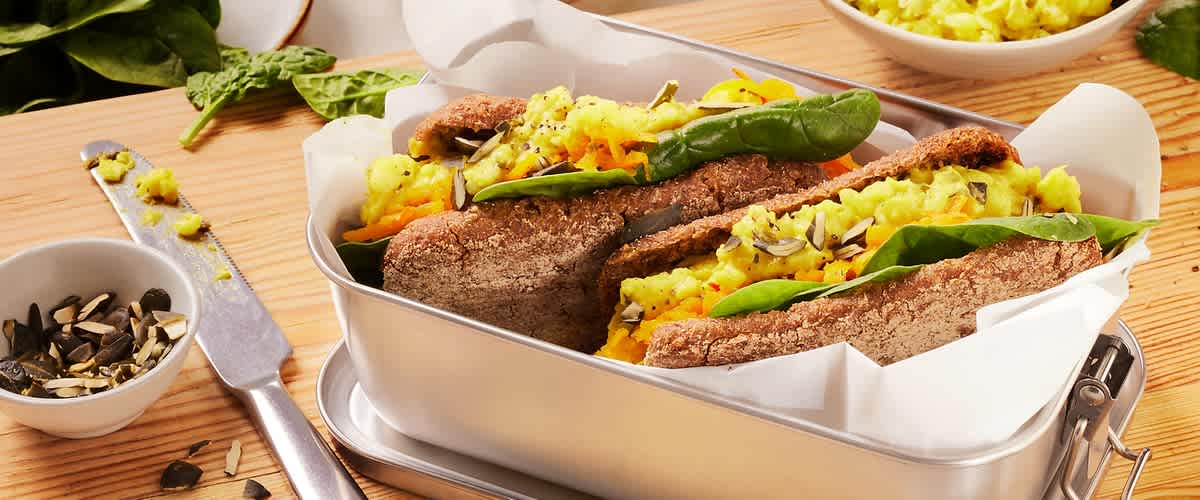 Vegane Eiersalat-Spinat Sandwiches mit Kürbis Rezept | dm.at