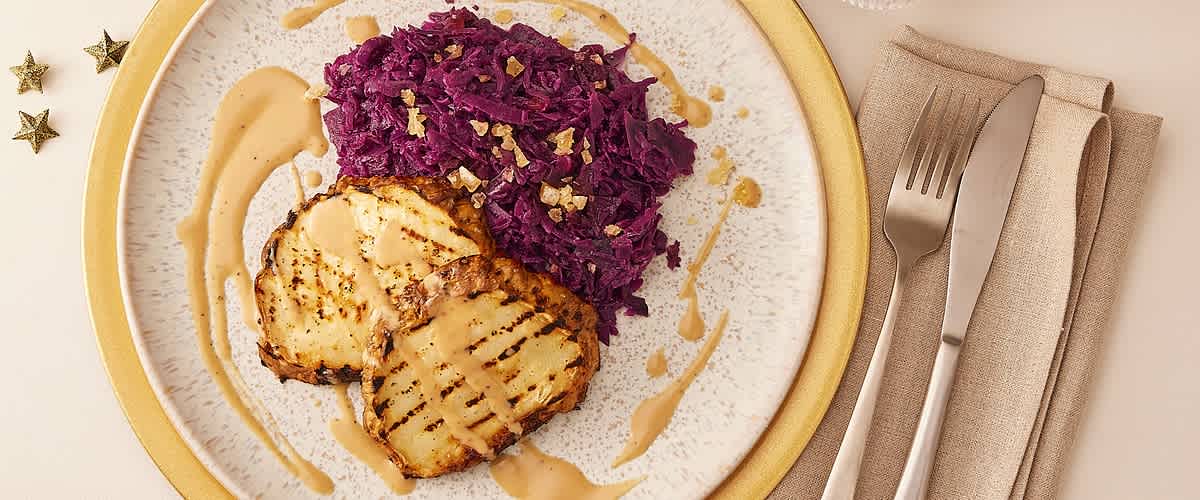 Selleriesteak mit Apfel-Ingwer-Rotkohl und Tahin-Espresso-Sauce | dm.at