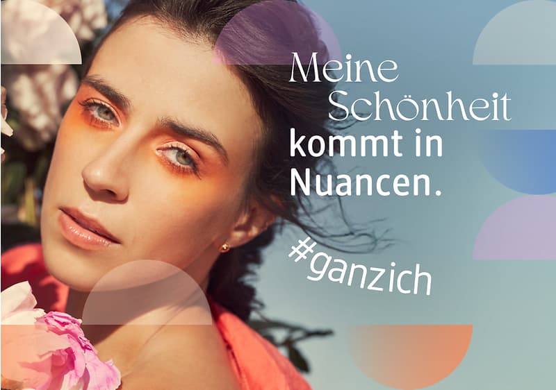 Frau mit viel Make-up im Gesicht