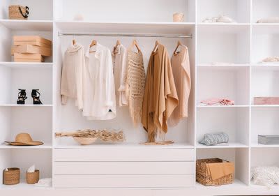 Frischer Duft im Kleiderschrank: Wie Sie muffige Wäsche vermeiden