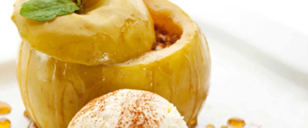 Bratäpfel mit Honig-Nussfüllung und Vanilleeis | dm.at