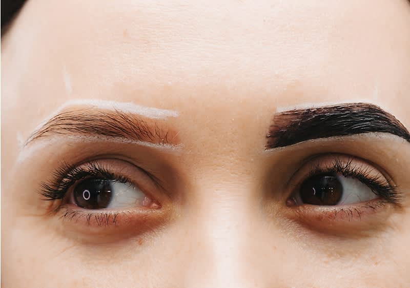 Augenbrauen schminken und formen