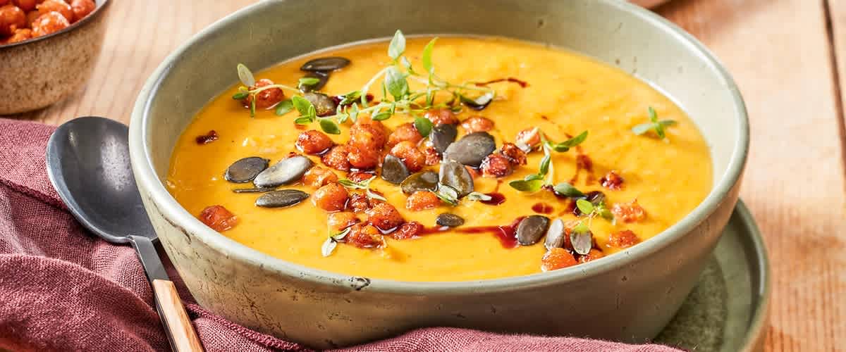 Cremige Kürbissuppe mit leckeren Knusper-Erbsen | dm