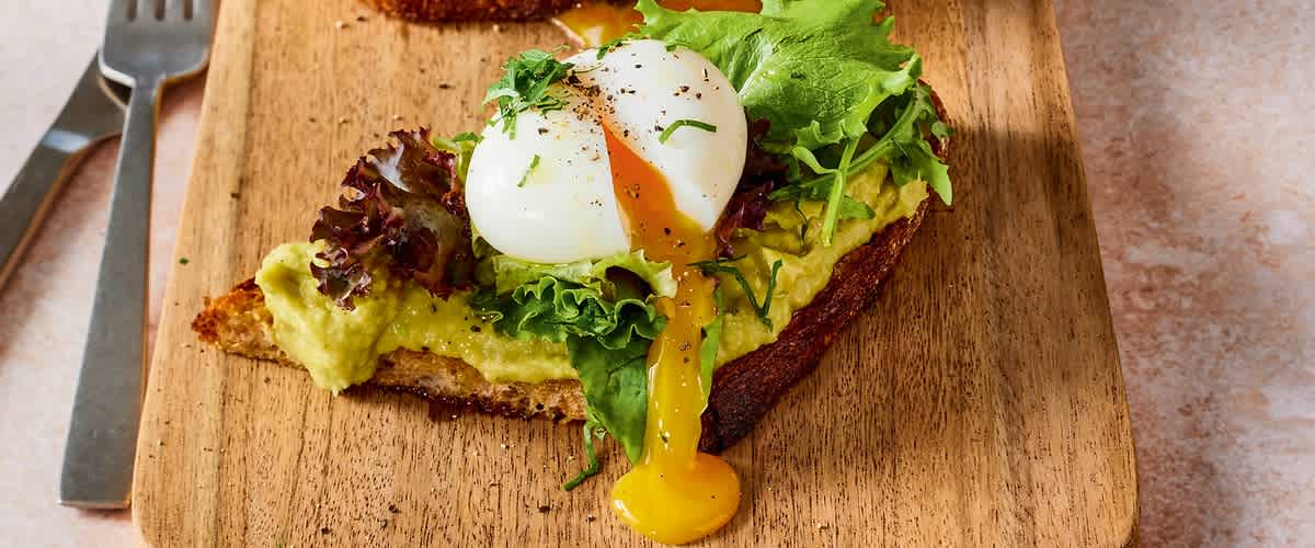 Landbrot mit Avocadocreme und Ei | dm