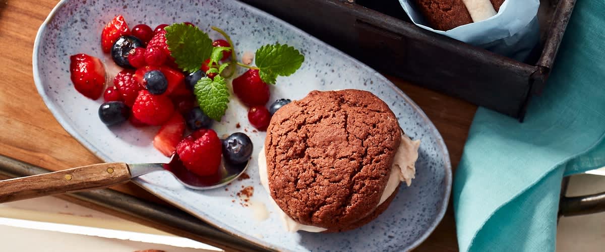 Vegane Cookies mit Beerensalat von dmBio | dm