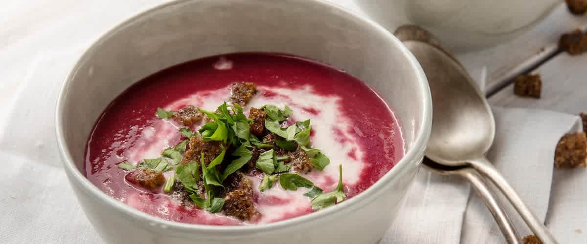 Vegane Suppe mit Rote Beete und Merrettichcreme von dmBio | dm