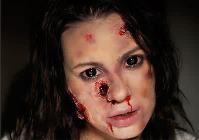 Frau mit Zombie Make-up