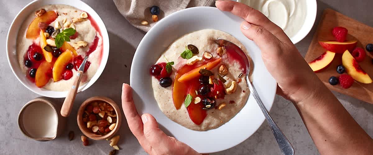 Grießpudding mit warmen Früchten und Nüssen | dm