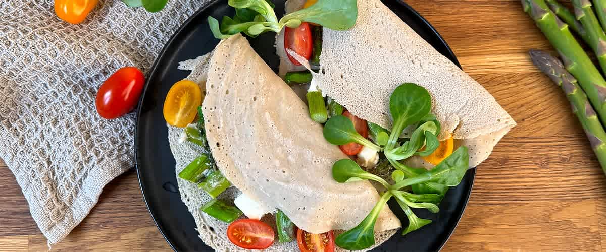 Crêpe di farro senza glutine con verdure e crema di erbe aromatiche ...